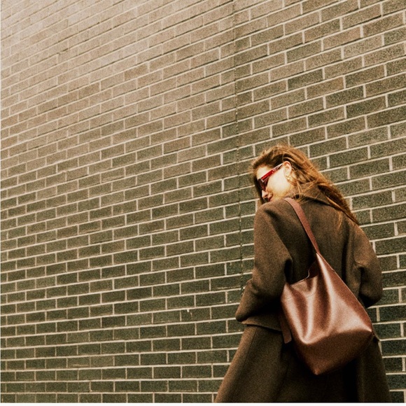 MADEWELL The Essential Bucket Tote Leather Chocolate Raisin Pockets Closure NEW - Picture 4 of 4